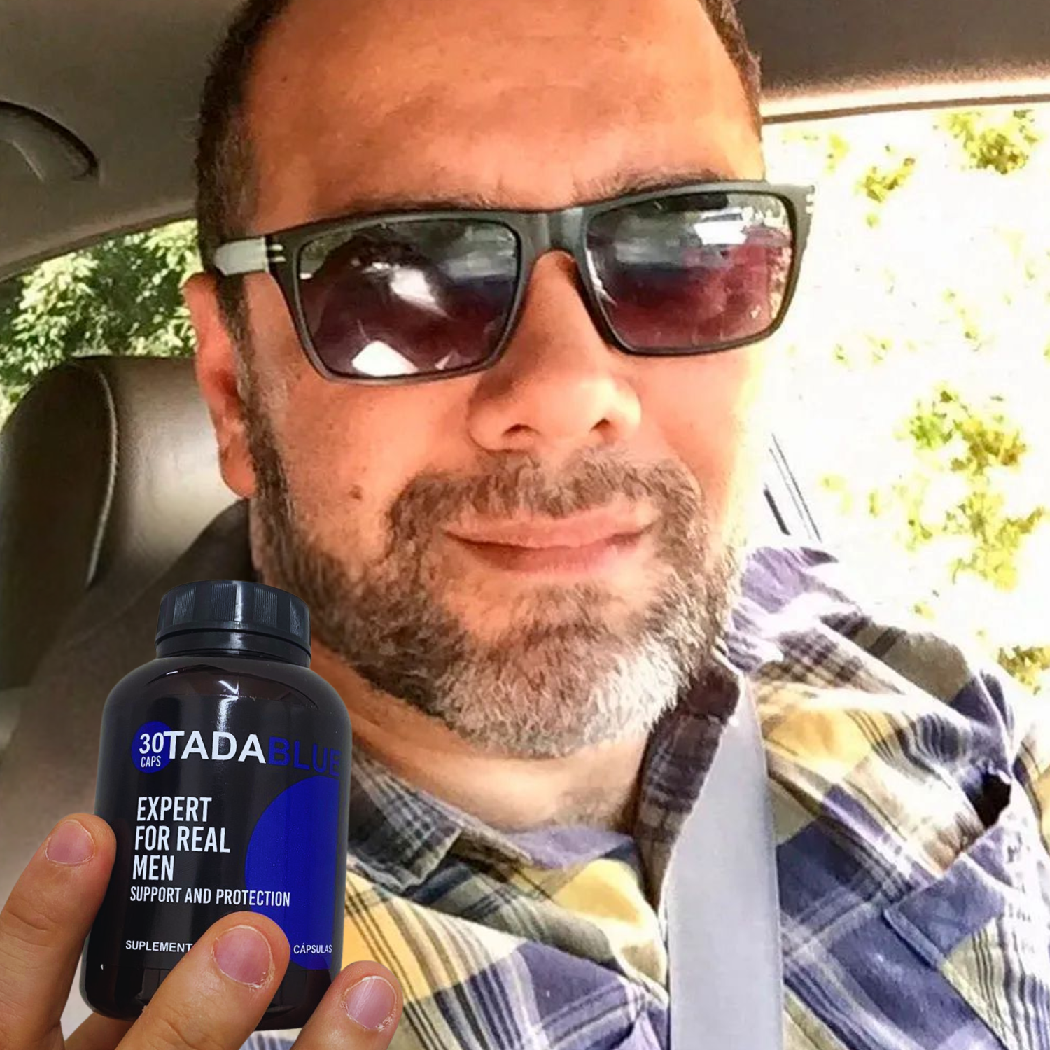 <Foto Mina de 4 Com frasco na mão do cara>